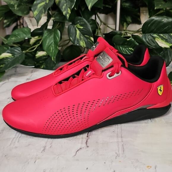 Puma NWOB Ferrari Drift Cat Red and Black Sneakers with Sleek Design 10.5M